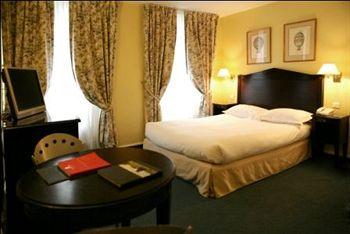 Hotel 3* Les Trois Poussins Paris Franta